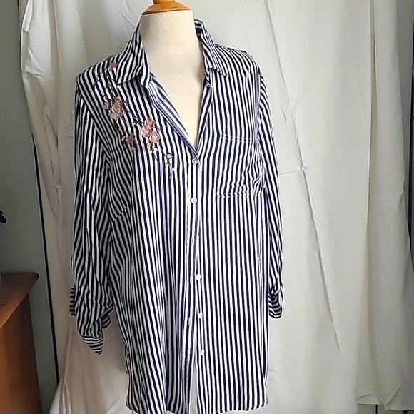 Black & White striped blouse - Picture 2 of 8